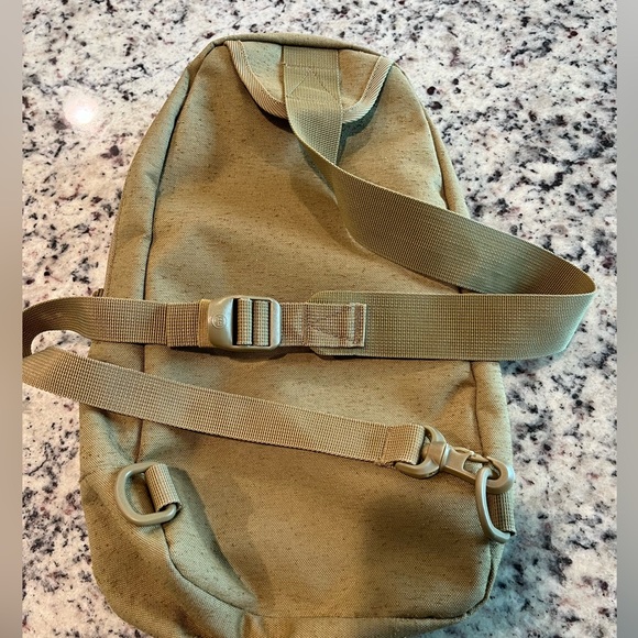 Herschel canvas one shoulder back pack crossbody tan/leopard excellent condition - Picture 2 of 7